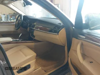 2013 BMW X5 xDrive35i z VIN 5UXZV4C54D0B21144, wystawiony jako IAAI lot #42304165 z przebiegiem 164 673 mil mil oraz . Historia ofert i sprzedaży dostępna na DreamBid. Obrazek 5.