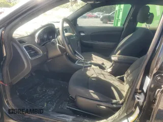 2013 Chrysler 200 LX z VIN 1C3CCBAB4DN586750, wystawiony jako Copart lot #58022225 z przebiegiem 165 631 mil mil oraz Szkoda całkowita • Salvage title. Historia ofert i sprzedaży dostępna na DreamBid. Obrazek 7.
