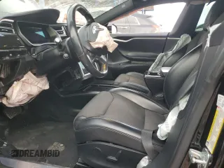 2017 Tesla Model S 60 z VIN 5YJSA1E15HF218686, wystawiony jako Copart lot #44689465 z przebiegiem 101 964 mil mil oraz Szkoda całkowita • Salvage title. Historia ofert i sprzedaży dostępna na DreamBid. Obrazek 7.