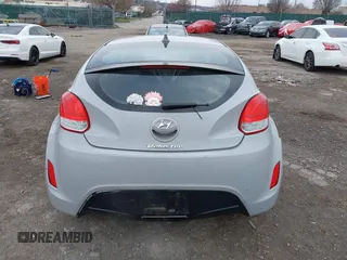 2013 Hyundai Veloster w/Gray Int z VIN KMHTC6AD3DU140949, wystawiony jako IAAI lot #41883011 z przebiegiem 108 247 mil mil oraz . Historia ofert i sprzedaży dostępna na DreamBid. Obrazek 16.