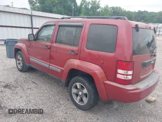 2008 Jeep Liberty Sport z VIN 1J8GP28KX8W235065, wystawiony jako IAAI lot #42254469 z przebiegiem 197 042 mil mil oraz . Historia ofert i sprzedaży dostępna na DreamBid. Obrazek 3.