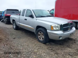2005 Dodge Dakota SLT z VIN 1D7HW42N85S163868, wystawiony jako IAAI lot #42474804 z przebiegiem 92 299 mil mil oraz . Historia ofert i sprzedaży dostępna na DreamBid. Obrazek 1.