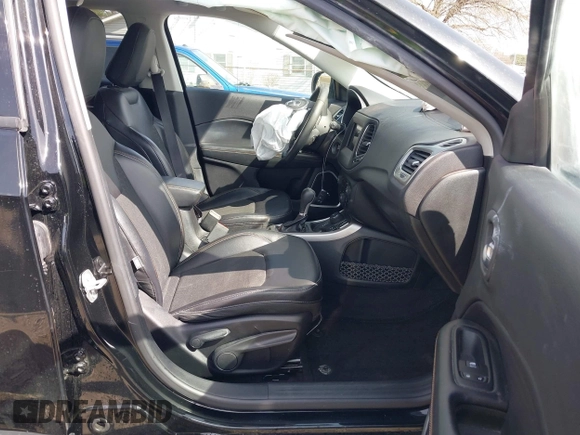 2018 Jeep Compass Latitude with VIN 3C4NJDBBXJT131370, listed as a IAAI auction lot 41850288 with 64,647 mi miles. Bid and sale history available at carsss.com. Image 5.
