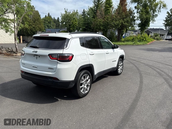2022 Jeep Compass Latitude Lux with VIN 3C4NJDFB6NT164933, listed as a Copart auction lot 62031695 with 55,397 mi miles and Salvage title. Bid and sale history available at DreamBid. Image 4.