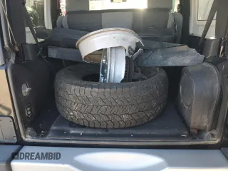 2010 Jeep Wrangler Sahara z VIN 1J4AA5D1XAL227305, wystawiony jako Copart lot #70165554 z przebiegiem Nie podano mil oraz Szkoda całkowita • Salvage title. Historia ofert i sprzedaży dostępna na DreamBid. Obrazek 14.
