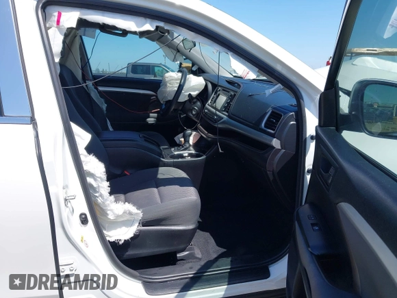 2017 Toyota Highlander LE z VIN 5TDZZRFH7HS221067, wystawiony jako IAAI lot #42168559 z przebiegiem 93 827 mil mil oraz . Historia ofert i sprzedaży dostępna na DreamBid. Obrazek 5.