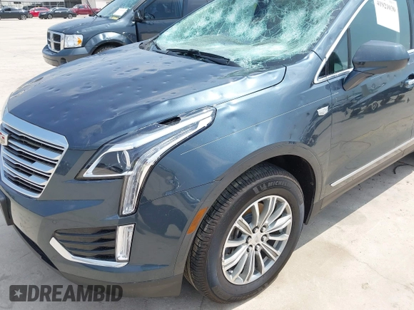 2019 Cadillac XT5 Luxury FWD z VIN 1GYKNCRS1KZ259282, wystawiony jako IAAI lot #41921030 z przebiegiem 27 880 mil mil oraz . Historia ofert i sprzedaży dostępna na DreamBid. Obrazek 17.