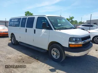 2015 Chevrolet Express Passenger LT z VIN 1GAZG1FG7F1225816, wystawiony jako IAAI lot #42176806 z przebiegiem 91 999 mil mil oraz . Historia ofert i sprzedaży dostępna na DreamBid. Obrazek 1.