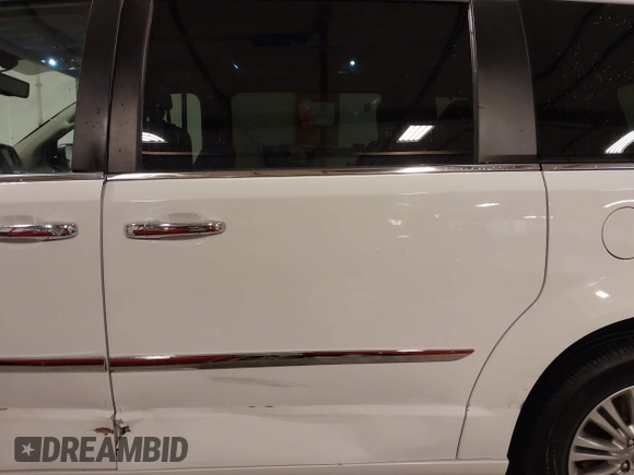 2016 Chrysler Town & Country Touring-L with VIN 2C4RC1CG3GR284527, listed as a IAAI auction lot 41898213 with 198,148 mi miles. Bid and sale history available at carsss.com. Image 21.