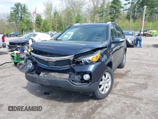 2012 Kia Sorento LX z VIN 5XYKT3A62CG268017, wystawiony jako IAAI lot #42219961 z przebiegiem 113 475 mil mil oraz . Historia ofert i sprzedaży dostępna na DreamBid. Obrazek 6.