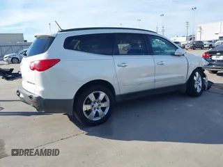 2012 Chevrolet Traverse LTZ z VIN 1GNKRLED8CJ326842, wystawiony jako IAAI lot #41003133 z przebiegiem 201 099 mil mil oraz . Historia ofert i sprzedaży dostępna na DreamBid. Obrazek 4.
