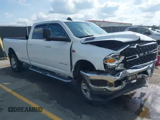 2022 Ram 2500 Big Horn z VIN 3C6UR5JJ0NG248027, wystawiony jako IAAI lot #42124773 z przebiegiem 60 446 mil mil oraz . Historia ofert i sprzedaży dostępna na DreamBid. Obrazek 1.