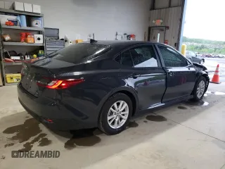 2025 Toyota Camry LE z VIN 4T1DAACK9SU506208, wystawiony jako Copart lot #56706605 z przebiegiem 17 651 mil mil oraz Szkoda całkowita • Salvage title. Historia ofert i sprzedaży dostępna na DreamBid. Obrazek 3.
