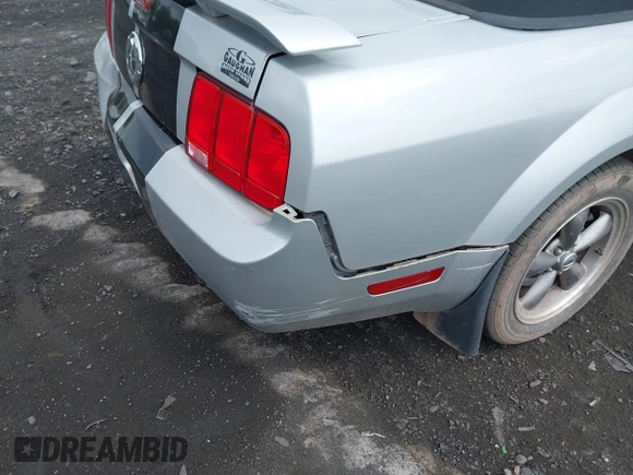 2005 Ford Mustang Deluxe z VIN 1ZVFT84N755215467, wystawiony jako IAAI lot #42452885 z przebiegiem 126 366 mil mil oraz . Historia ofert i sprzedaży dostępna na DreamBid. Obrazek 12.
