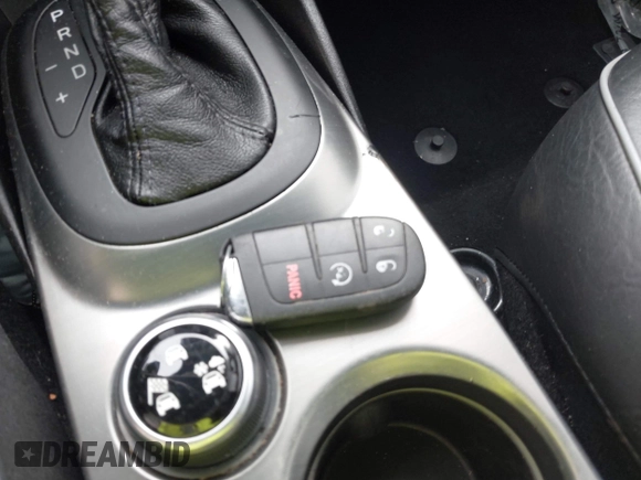 2016 FIAT 500X Lounge z VIN ZFBCFYDT0GP328541, wystawiony jako IAAI lot #42016388 z przebiegiem 134 806 mil mil oraz . Historia ofert i sprzedaży dostępna na DreamBid. Obrazek 11.