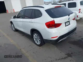2014 BMW X1 xDrive28i z VIN WBAVL1C54EVY23533, wystawiony jako IAAI lot #41949759 z przebiegiem Nie podano mil oraz . Historia ofert i sprzedaży dostępna na DreamBid. Obrazek 3.