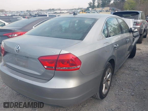 2012 Volkswagen Passat SE z VIN 1VWBH7A3XCC108676, wystawiony jako IAAI lot #41897380 z przebiegiem 94 066 mil mil oraz . Historia ofert i sprzedaży dostępna na DreamBid. Obrazek 4.