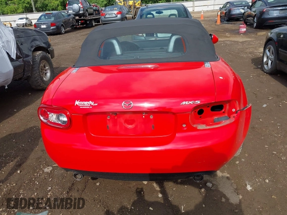 2011 Mazda MX-5 Miata Sport z VIN JM1NC2JF7B0218824, wystawiony jako IAAI lot #42675310 z przebiegiem 137 493 mil mil oraz . Historia ofert i sprzedaży dostępna na DreamBid. Obrazek 16.
