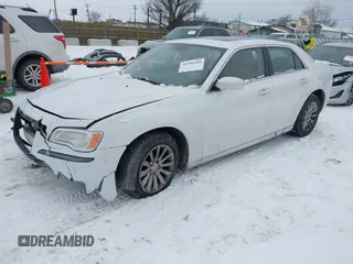 2013 Chrysler 300 z VIN 2C3CCAAG5DH743393, wystawiony jako IAAI lot #41585284 z przebiegiem 134 429 mil mil oraz . Historia ofert i sprzedaży dostępna na DreamBid. Obrazek 2.