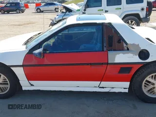 1986 Pontiac Fiero z VIN 1G2PF3790GP231392, wystawiony jako IAAI lot #41870267 z przebiegiem 156 718 mil mil oraz . Historia ofert i sprzedaży dostępna na DreamBid. Obrazek 18.
