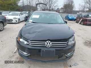 2015 Volkswagen Passat Limited Edition Edition z VIN 1VWAT7A31FC118947, wystawiony jako IAAI lot #41947890 z przebiegiem 156 435 mil mil oraz . Historia ofert i sprzedaży dostępna na DreamBid. Obrazek 13.