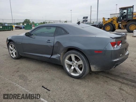 2010 Chevrolet Camaro 2LT z VIN 2G1FC1EV0A9165381, wystawiony jako Copart lot #60524125 z przebiegiem 223 056 mil mil oraz Szkoda całkowita • Salvage title. Historia ofert i sprzedaży dostępna na DreamBid. Obrazek 2.