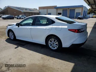 2025 Toyota Camry LE z VIN 4T1DAACK9SU061095, wystawiony jako Copart lot #59724705 z przebiegiem 9 032 mil mil oraz Czysty tytuł • Clean title. Historia ofert i sprzedaży dostępna na DreamBid. Obrazek 2.