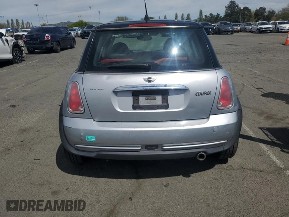 2005 MINI Hardtop z VIN WMWRC33405TJ64270, wystawiony jako Copart lot #52730515 z przebiegiem 99 702 mil mil oraz Szkoda całkowita • Salvage title. Historia ofert i sprzedaży dostępna na DreamBid. Obrazek 6.