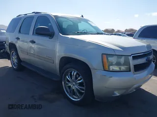 2007 Chevrolet Tahoe LS z VIN 1GNFC13C87R308432, wystawiony jako IAAI lot #41740545 z przebiegiem 251 195 mil mil oraz . Historia ofert i sprzedaży dostępna na DreamBid. Obrazek 1.