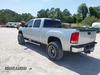 2013 GMC Sierra 2500HD SLT z VIN 1GT121E86DF195303, wystawiony jako IAAI lot #42181435 z przebiegiem 229 818 mil mil oraz . Historia ofert i sprzedaży dostępna na DreamBid. Obrazek 3.