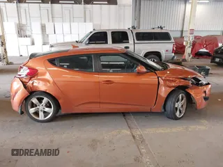 2013 Hyundai Veloster w/Black Int z VIN KMHTC6AD3DU143656, wystawiony jako IAAI lot #42139839 z przebiegiem 121 392 mil mil oraz . Historia ofert i sprzedaży dostępna na DreamBid. Obrazek 13.