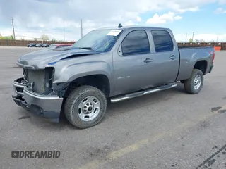 2012 GMC Sierra 2500HD SLT z VIN 1GT121C81CF186445, wystawiony jako IAAI lot #42170069 z przebiegiem 133 098 mil mil oraz . Historia ofert i sprzedaży dostępna na DreamBid. Obrazek 17.