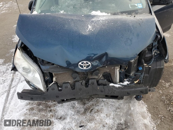 2011 Toyota Sienna XLE z VIN 5TDDK3DC2BS023443, wystawiony jako Copart lot #88552205 z przebiegiem Nie podano mil oraz Nie do naprawy • Non repairable. Historia ofert i sprzedaży dostępna na DreamBid. Obrazek 12.