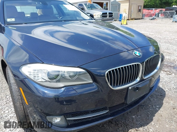 2013 BMW 5 Series 528i xDrive z VIN WBAXH5C50DDW16210, wystawiony jako IAAI lot #42369339 z przebiegiem 125 917 mil mil oraz . Historia ofert i sprzedaży dostępna na DreamBid. Obrazek 6.