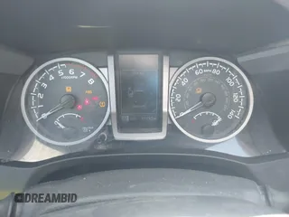 2017 Toyota Tacoma SR z VIN 5TFSX5EN4HX056886, wystawiony jako IAAI lot #42264479 z przebiegiem 97 895 mil mil oraz . Historia ofert i sprzedaży dostępna na DreamBid. Obrazek 7.