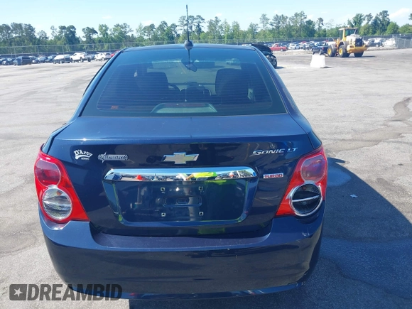 2015 Chevrolet Sonic LT z VIN 1G1JC5SB5F4177676, wystawiony jako IAAI lot #42230662 z przebiegiem 155 884 mil mil oraz . Historia ofert i sprzedaży dostępna na DreamBid. Obrazek 16.
