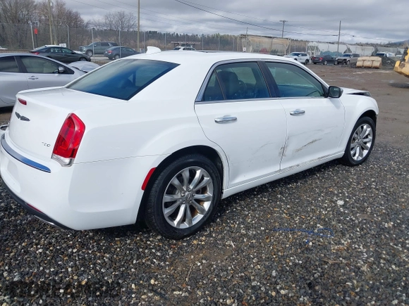 2019 Chrysler 300 Limited with VIN 2C3CCAKGXKH577948, listed as a IAAI auction lot 40908813 with 117,602 mi miles. Bid and sale history available at carsss.com. Image 4.