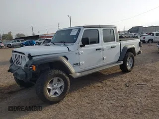 2020 Jeep Gladiator Sport S z VIN 1C6HJTAG5LL141251, wystawiony jako IAAI lot #41825062 z przebiegiem 51 961 mil mil oraz . Historia ofert i sprzedaży dostępna na DreamBid. Obrazek 2.