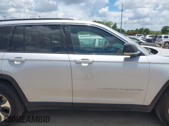 2024 Jeep Grand Cherokee with VIN 1C4RJYB68R8516819, listed as a IAAI auction lot 42582803 with 32,933 mi miles and . Bid and sale history available at DreamBid. Image 13.
