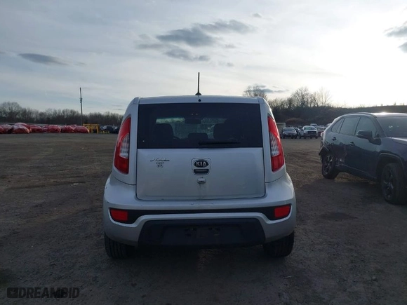 2013 Kia Soul ! with VIN KNDJT2A63D7572137, listed as a IAAI auction lot 41664602 with NaN miles. Bid and sale history available at carsss.com. Image 16.