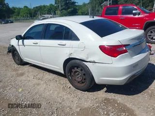 2013 Chrysler 200 LX z VIN 1C3CCBAG3DN728145, wystawiony jako IAAI lot #42339105 z przebiegiem 162 671 mil mil oraz . Historia ofert i sprzedaży dostępna na DreamBid. Obrazek 3.