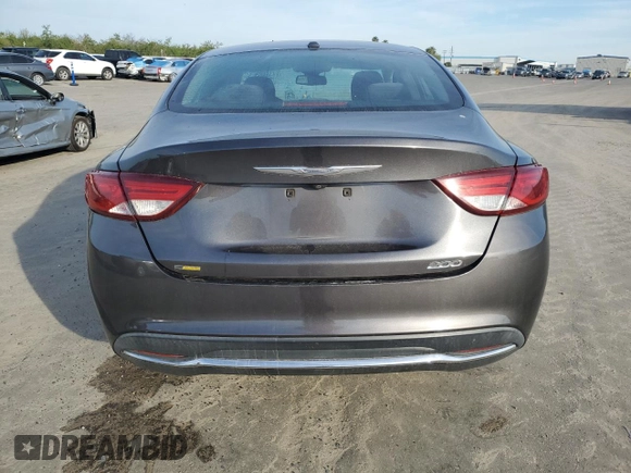2015 Chrysler 200 Limited z VIN 1C3CCCAB0FN675000, wystawiony jako Copart lot #48125755 z przebiegiem 132 501 mil mil oraz Szkody całkowita. Historia ofert i sprzedaży dostępna na DreamBid. Obrazek 6.