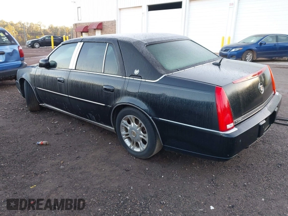2008 Cadillac DTS 1SA z VIN 1G6KD57Y78U174757, wystawiony jako IAAI lot #41436686 z przebiegiem 158 945 mil mil oraz . Historia ofert i sprzedaży dostępna na DreamBid. Obrazek 3.