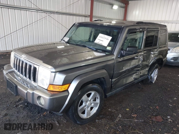 2008 Jeep Commander Sport z VIN 1J8HH48K08C167681, wystawiony jako IAAI lot #41822546 z przebiegiem 155 572 mil mil oraz . Historia ofert i sprzedaży dostępna na DreamBid. Obrazek 2.