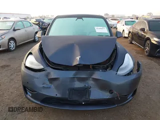 2021 Tesla Model Y Standard Range z VIN 5YJYGDED4MF121963, wystawiony jako IAAI lot #41490477 z przebiegiem 41 941 mil mil oraz . Historia ofert i sprzedaży dostępna na DreamBid. Obrazek 12.