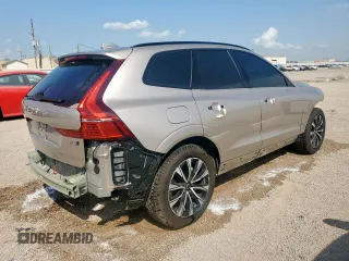 2025 Volvo XC60 Plus z VIN YV4M12RC9S1116363, wystawiony jako Copart lot #57709755 z przebiegiem 9 523 mil mil oraz Czysty tytuł • Clean title. Historia ofert i sprzedaży dostępna na DreamBid. Obrazek 3.