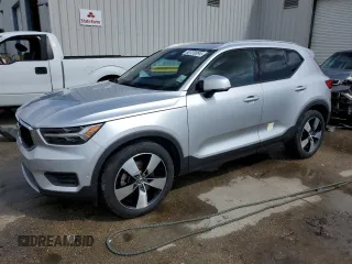 2019 Volvo XC40 Momentum z VIN YV4AC2HK4K2121194, wystawiony jako Copart lot #50720094 z przebiegiem 51 198 mil mil oraz Szkody całkowita. Historia ofert i sprzedaży dostępna na DreamBid. Obrazek 1.