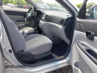 2010 Hyundai Accent GLS z VIN KMHCN4ACXAU405559, wystawiony jako IAAI lot #42351718 z przebiegiem 130 538 mil mil oraz . Historia ofert i sprzedaży dostępna na DreamBid. Obrazek 5.