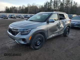 2025 Kia Seltos EX z VIN KNDERCAA0S7695451, wystawiony jako Copart lot #48028885 z przebiegiem 17 027 mil mil oraz Czysty tytuł • Clean title. Historia ofert i sprzedaży dostępna na DreamBid. Obrazek 1.