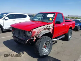 1990 Toyota Pickup DX z VIN JT4RN01P7L7019709, wystawiony jako IAAI lot #42448995 z przebiegiem 144 469 mil mil oraz . Historia ofert i sprzedaży dostępna na DreamBid. Obrazek 2.